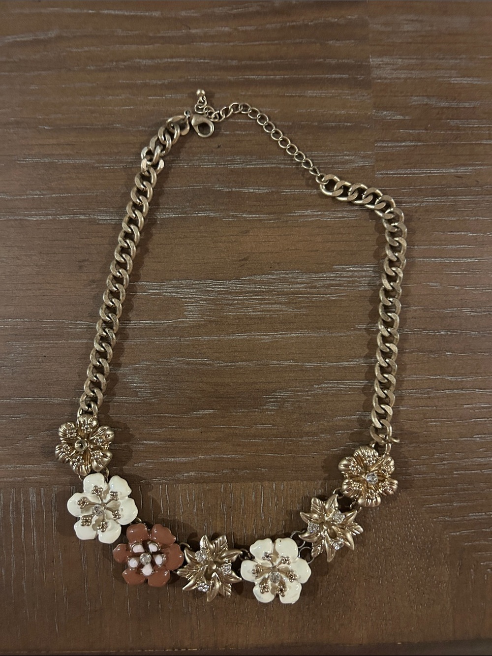 Y2K 2010s Gold-Tone Floral Necklace chunky statement necklace
